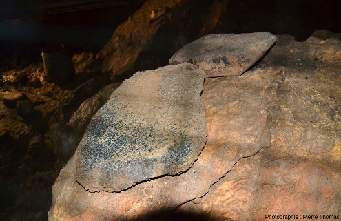 Plaques plates de granite dans la grotte de Foissac, ayant très vraisemblablement servi de meules pour écraser du grain