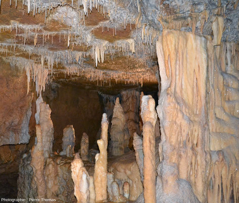 Salle de la grotte de Foissac à concrétions “ordinaires” montrant stalactites, stalagmites, cristallisations de calcite…