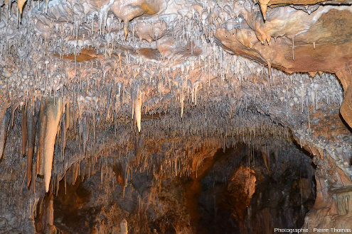 Plafond stalactitique d'une salle de la grotte de Foissac montrant, en plus des stalactites et fistuleuses, des sphères de calcite, souvent associées à des fistuleuses