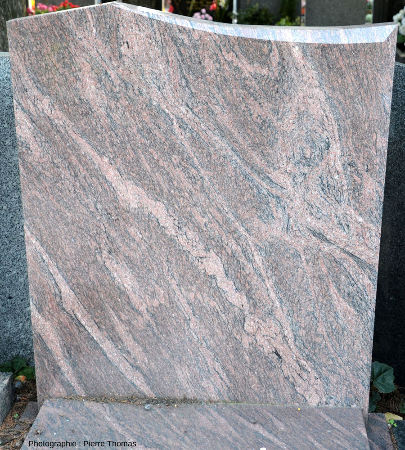 Détail sur une tombe, pour l'instant inoccupée, faite en migmatite, Vieux Cimetière de la Guillotière (Lyon, 7e)