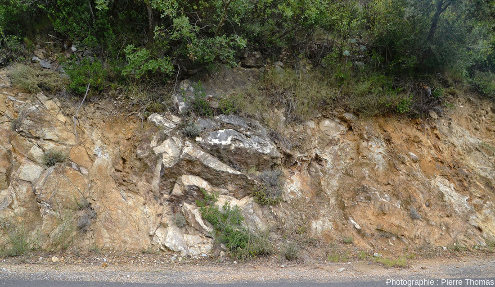 Écaille tectonique de marbre urgonien (plus blanc) au sein du granite altéré (plus orangé), près de la FNP vers Sournia