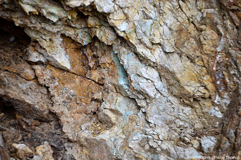 Dépôt de sel(s) de cuivre (probablement des carbonates) près du contact Est de l'écaille de marbre au sein du granite