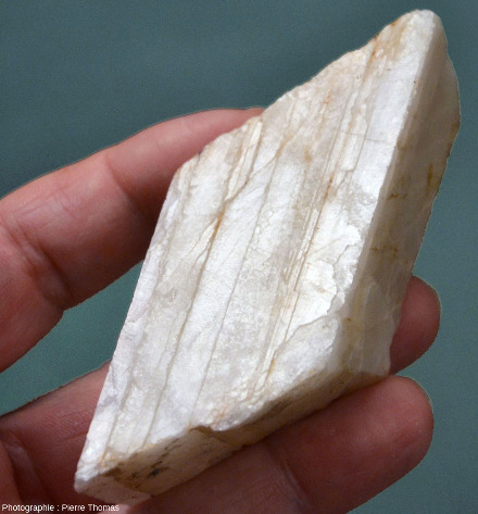 Un rhomboèdre de calcite ? Non, un fragment de quartz limité par trois plans de clivage mimant un cristal rhomboédrique