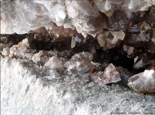 Un four à cristaux du Massif du Mont-Blanc (vidé de son éventuel remplissage argileux)