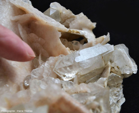 Zoom sur les cristaux de quartz et calcite s'interpénétrant