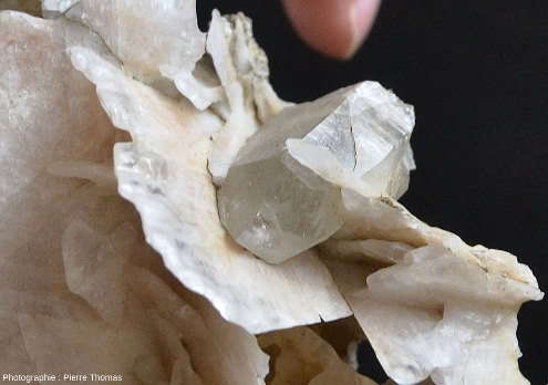 Lame de calcite dont la croissance semble avoir été “gênée” par la présence du cristal de quartz