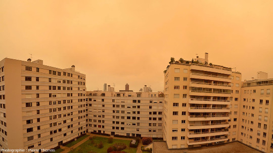 Le matin du samedi 6 février 2021, le jour s'est levé sur Lyon avec une couleur d'ambiance très inhabituelle, jaunâtre à rougeâtre, sous un ciel de même couleur comme l'attestent ces photos prise depuis mon appartement