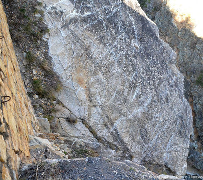 Vue d'ensemble de la dalle de quartzite à fentes en échelons, gorges du Guil, Hautes-Alpes