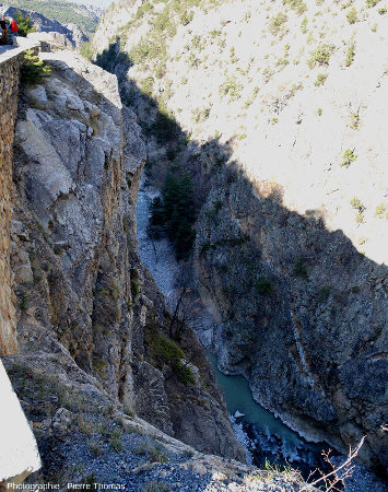 Situation des dalles de quartzites briançonnais en contrebas de la route des gorges du Guil (Hautes-Alpes)