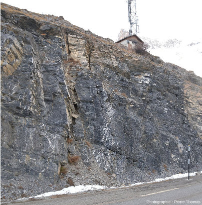 Réseau complexe de fentes en échelons sur le bord de la route descendant du Col du Lautaret vers Bourg-d'Oisans (Hautes-Alpes)