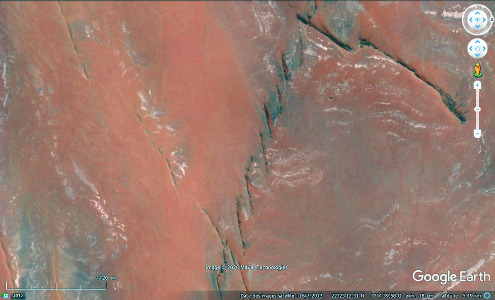 Détail de la partie centrale du faisceau de dykes en échelon de la photo précédente, Taoudeni, Mali