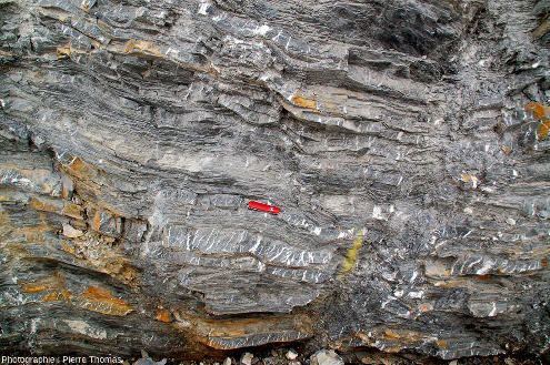 Alternance de couches marneuses schistosées et de bancs calcaires fracturés (calcaires du Jurassique supérieur-Crétacé inférieur subbriançonnais), comme dans les figures 1 à 4, L'Argentière-la-Bessée (Hautes-Alpes)