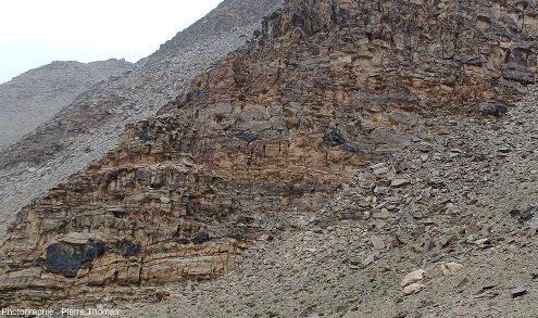 Zoom arrière sur le versant de la vallée du Ladakh des figures 1 et 2 montrant les boudins d'amphibolites emballés dans des gneiss