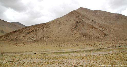 Deux ensembles de boudins basiques (sombres) au flanc d'une montagne du Tso Morari