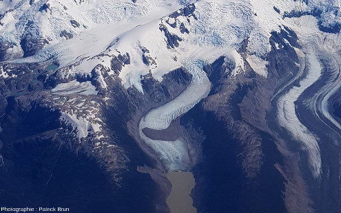 Zoom sur une langue glaciaire (1 km de large) sur laquelle a eu lieu “récemment” un éboulement