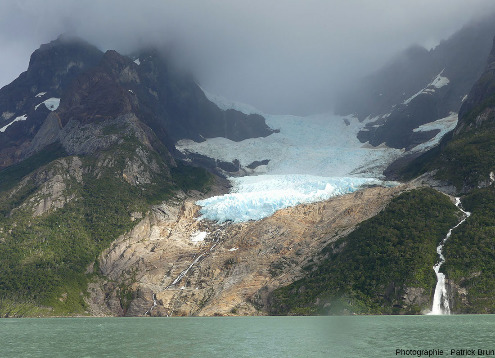 Le glacier Balmaceda dominant un fjord de la Patagonie chilienne