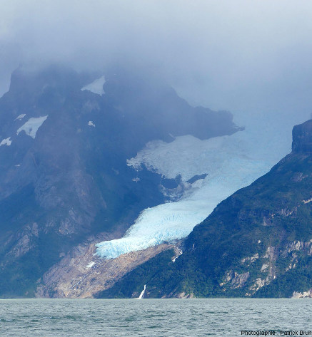 Vue générale sur la langue terminale du glacier Balmaceda et les roches nues récemment libérées par le recul du glacier