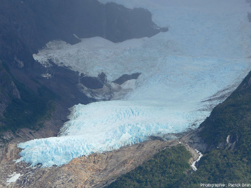 Vue sur la langue terminale du glacier Balmaceda et les roches nues récemment libérées par le recul du glacier