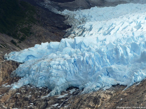 Vues rapprochée sur les crevasses du bord et du front du glacier Balmaceda