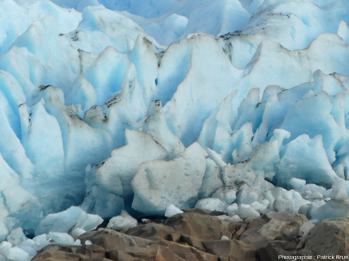 Vues rapprochée sur les crevasses du front du glacier Balmaceda