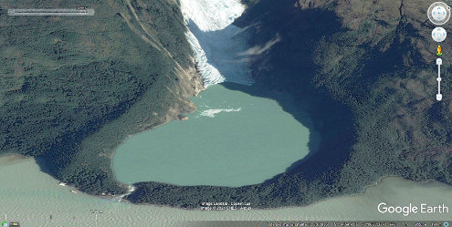 Vue aérienne rapprochée de la terminaison du glacier Serrano, du petit lac et du cordon morainique ayant barré la vallée et qui a créé ce lac