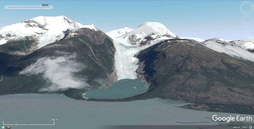 Vue aérienne plus éloignée de la terminaison du glacier Serrano, du petit lac et du cordon morainique ayant barré la vallée et qui a créé ce lac