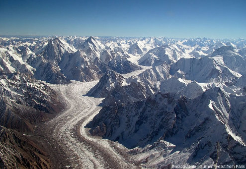 Vue aérienne du glacier du Baltoro, un des plus grands glaciers de montagne du monde (62 km), dans le Karakoram pakistanais