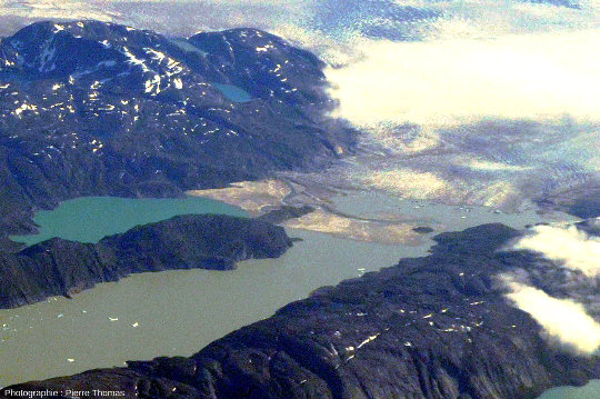 Photographie prise par le hublot d'un vol régulier Paris-Minéapolis-Phoenix montrant la terminaison du lac 2 de la photo précédente, lac de barrage dû à un glacier au Groenland