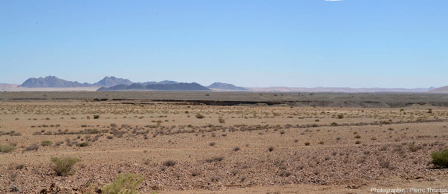 Vue plus large sur la plaine de Sesriem entaillée de gauche à droite (d'Est en Ouest) par un canyon (Namibie)
