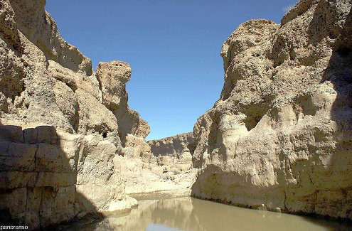 Le canyon de Sesriem avec de l'eau dans la rivière Tsauchab, ce qui n'arrive qu'une à deux fois par décennie