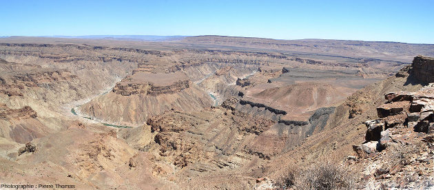 Vue sur le canyon de la Fish River (Namibie) prise environ 1 km en amont (au Nord) du site de prise de vue de la série de photographies précédentes