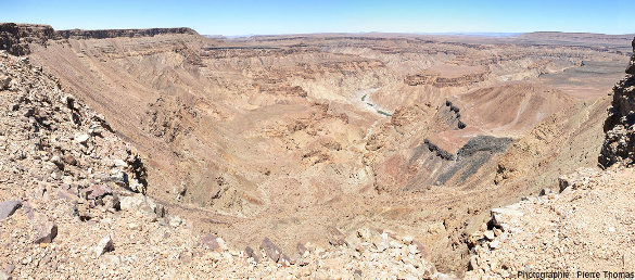 Vue sur le canyon de la Fish River (Namibie) prise environ 2 km en amont (au Nord) du site de prise de vue des figures 1 à 4