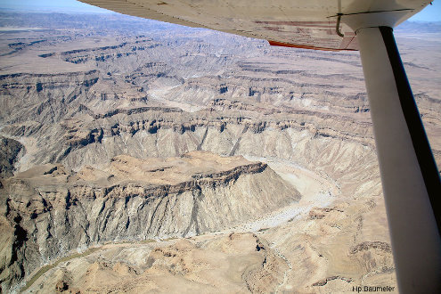 Un survol par avion du canyon permet de voir d'autres dykes, intrusifs dans les roches métamorphiques du Namaqualand et recouverts en discordance par la série du Nama