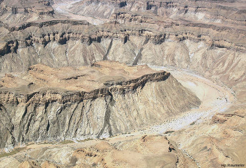 Zoom d'un survol par avion du canyon permettant de voir des dykes (770 Ma), intrusifs dans les roches métamorphiques du Namaqualand (1100 Ma) et recouverts en discordance par la série sédimentaire du Nama (750 Ma)
