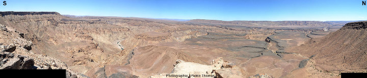Mosaïque d'images couvrant quasiment 180° du Nord au Sud, sur laquelle on voit le relèvement de la surface topographique de droite à gauche et l'enfoncement concomitant de la Fish River (Namibie)