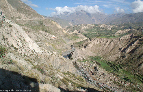 Vue vers l'Ouest (vers l'aval) de la vallée de la rivière Colca (Pérou) en amont du canyon, rivière ayant creusé une gorge dans ce qui semble bien être des ignimbrites et des terrains volcano-sédimentaires