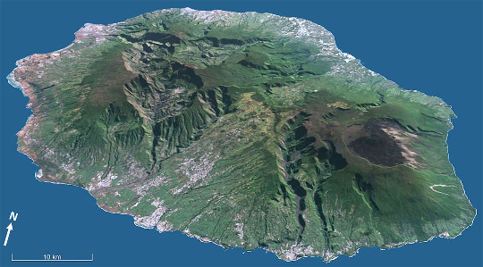 Vue aérienne de l'ile de la Réunion, mêmes échelle et mode de projection que figure précédente