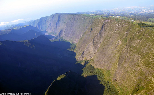 Autre vue de l'aval de la vallée de la rivière des Remparts, ile de La Réunion