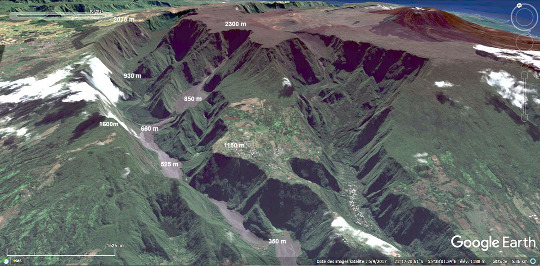 Vue aérienne, datant de 2017, des 10 km amont de l'éboulement de Mahavel, La Réunion