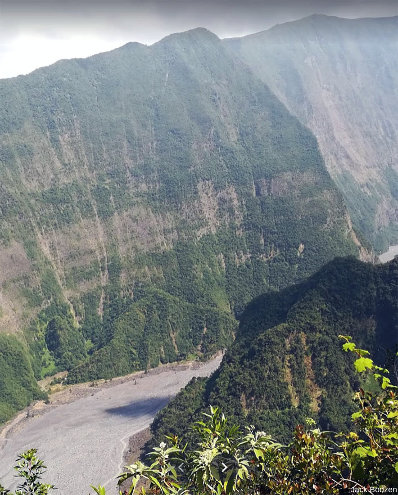 Paroi de la rive droite de la vallée des Remparts, ile de La Réunion, montrant qu'un volcan bouclier résulte d'un empilement de coulées de lave