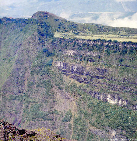 Zoom sur la “faille bordière” de la caldeira C1, ile de La Réunion