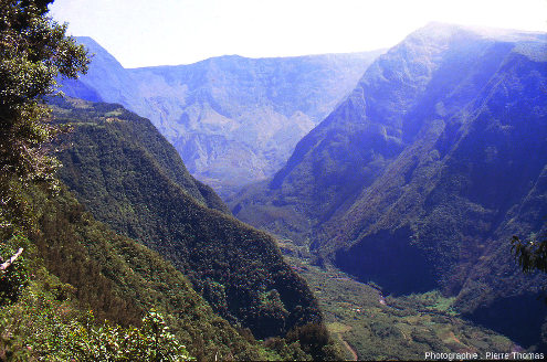 Vue sur l'amont de la vallée de la rivière Langevin, ile de la Réunion, photographié depuis Grand-Coude