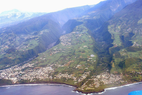 Vue aérienne sur les vallées de la rivière Langevin (à droite) et de la rivière des Remparts (à gauche) arrivant à la côte, ile de La Réunion