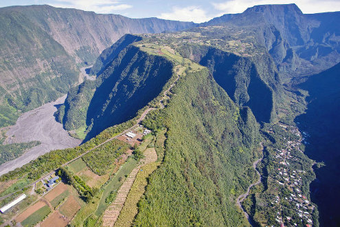 Vue aérienne sur les vallées de la rivière Langevin (à droite) et de la rivière des Remparts (à gauche), ile de La Réunion