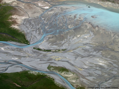 L'un des bras de la Godley River arrivant, en formant des deltas aux chenaux anastomosés, à l'extrémité Nord du lac Tekapo, Alpes du Sud, Nouvelle-Zélande