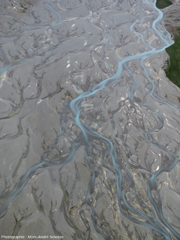 La Godley River et ses chenaux en tresses, vallée glaciaire des Alpes du Sud de Nouvelle-Zélande