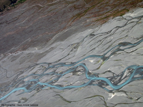 Chenaux en tresses, Godley River, Alpes du Sud, Nouvelle-Zélande
