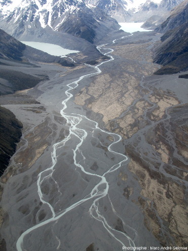 L'amont de la Godley River, alimentée par deux lacs de glaciers aux moraines, frontales et latérales, bien visibles, Alpes du Sud, Nouvelle-Zélande