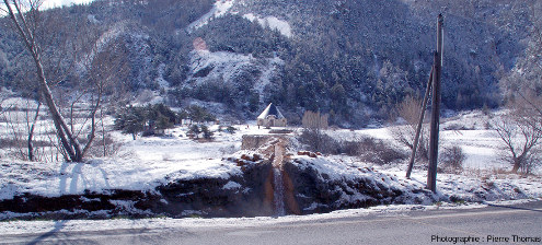 Arrivée de l'eau de la Source de la Rotonde au niveau de la route nationale, Plan de Phazy (Hautes-Alpes)