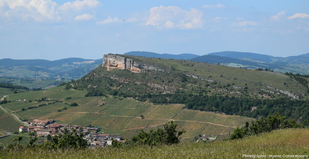Vue sur la Roche de Vergisson, au Nord, depuis le sommet de la Roche (Saône-et-Loire)